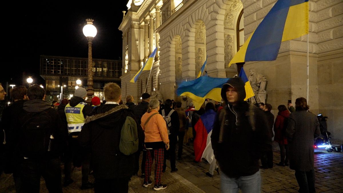 Lidé před Národním muzeem protestovali za návrat ukrajinské vlajky